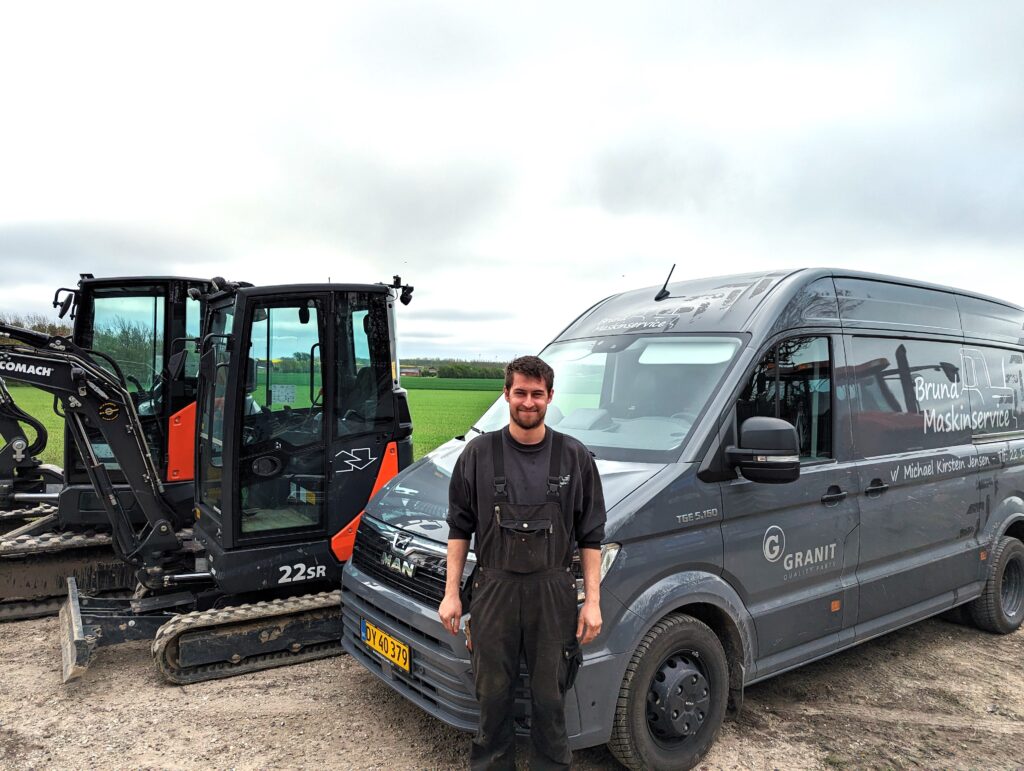 Michael fra Brund Maskinservice med de 2 første Eurocomach minigravere klar til at blive vist frem på de kommende dyrskuer