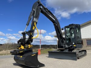 Eurocomach 60 ZT med Engcon EC206 og gribeklo betjent fra maskinens egne joystick